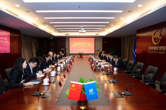 马博足球党委召开理论学习中心组（扩大）学习会议